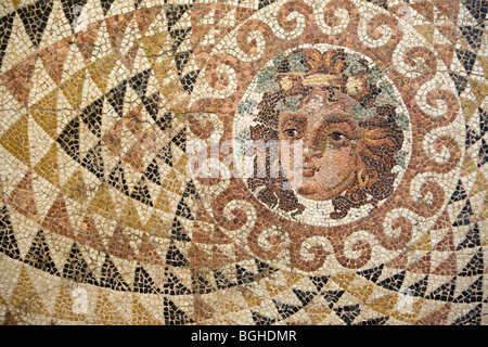 Einheitskreis Mosaik zeigt Bacchus (Dionysos) 2. C AD gesetzt in einem geometrischen Muster Stockfoto