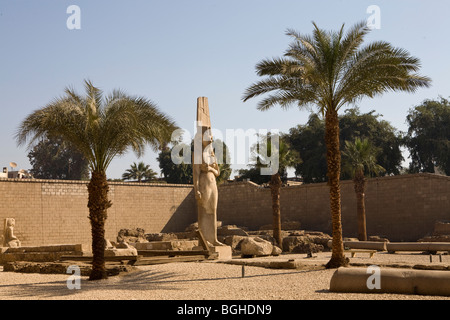 Die Statue des Meryetamun (Meritamun) bei Achmim in der Nähe von Sohag, Mittelägypten. Stockfoto