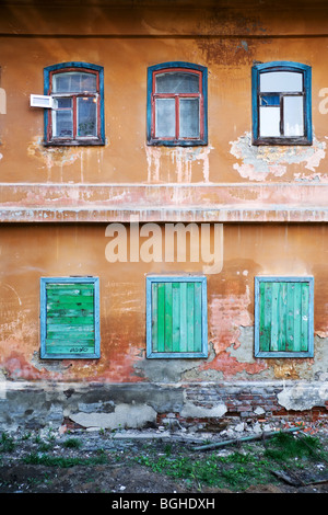 Die Wand eines heruntergekommenen Altbaus. Stockfoto