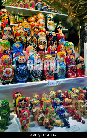 Paris, Frankreich, Nahaufnahme, Ausstellung, Weihnachtseinkauf, russische Puppen, Matriochka, Detail, auf dem traditionellen Weihnachtsmarkt, Weihnachten in Paris Stockfoto