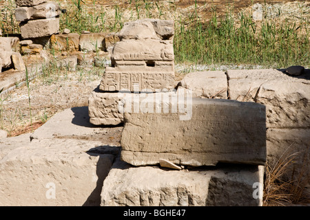 Blöcke in der Nähe von den Heiligen See am Tempel von Montu bei Tod, Niltal südlich von Luxor, Ägypten Stockfoto