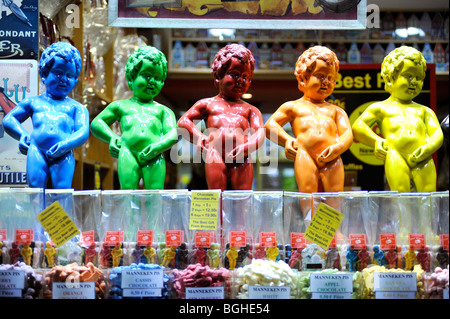 Manneken-Pis im Schokoladengeschäft, rue au Beurre, in der Nähe von Grand Place, Brüssel, Belgien Stockfoto