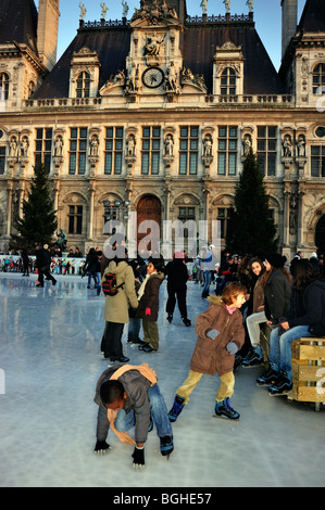 Paris, Frankreich, große Menschenmengen Eisläufer auf der öffentlichen Eislaufbahn im H-All Building in Paris City, H-tel de Ville, WINTERSZENE Stockfoto