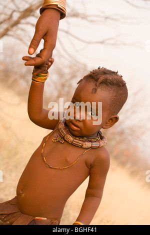 Junges Kind der Himbas, Opuwo, Namibia Stockfoto