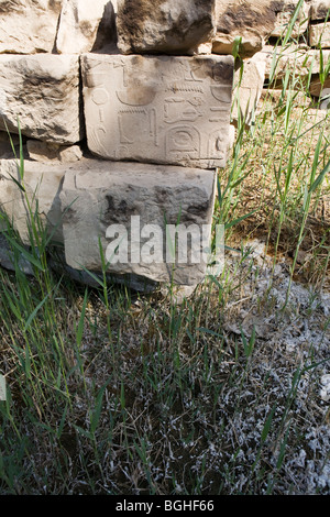 Blöcke in der Nähe von den Heiligen See am Tempel von Montu bei Tod, Niltal südlich von Luxor, Ägypten Stockfoto