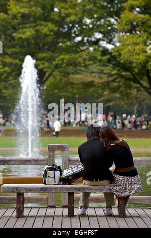 Paar genießt Samstagnachmittag in Yoyogi Park, Harajuku, Tokio, Japan Stockfoto