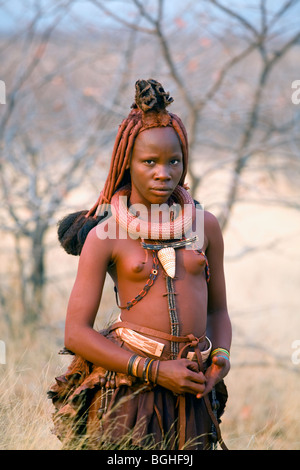 Junges Mädchen von den Himbas, Opuwo, Namibia Stockfoto