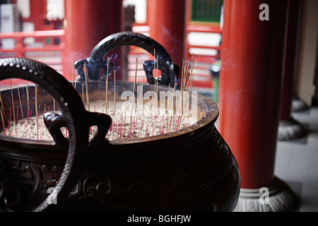 Räucherstäbchen brennen vor einem buddhistischen Tempel in Singapur Stockfoto