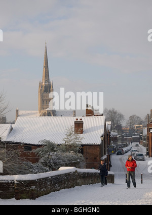 Blick auf einen SCHNEEBEDECKTEN BISCHOF BRÜCKE IN RICHTUNG DER KATHEDRALE, Norwich Norfolk East Anglia ENGLAND GROSSBRITANNIEN Stockfoto