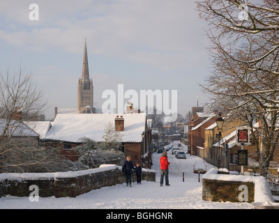 Blick auf einen SCHNEEBEDECKTEN BISCHOF BRÜCKE IN RICHTUNG DER KATHEDRALE, Norwich Norfolk East Anglia ENGLAND GROSSBRITANNIEN Stockfoto