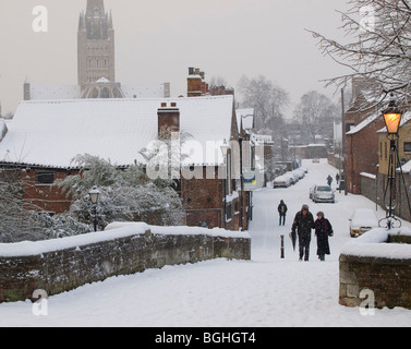 Blick auf einen SCHNEEBEDECKTEN BISCHOF BRÜCKE IN RICHTUNG DER KATHEDRALE, Norwich Norfolk East Anglia ENGLAND GROSSBRITANNIEN Stockfoto