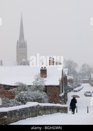 Blick auf einen SCHNEEBEDECKTEN BISCHOF BRÜCKE IN RICHTUNG DER KATHEDRALE, Norwich Norfolk East Anglia ENGLAND GROSSBRITANNIEN Stockfoto