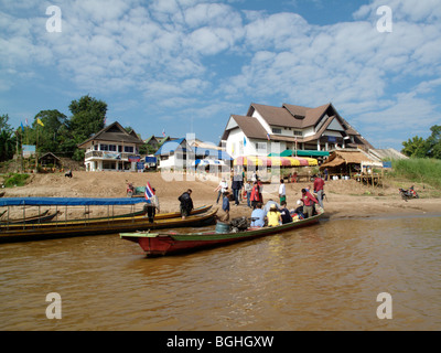 Boote auf dem Mekong River an der Grenze Stadt Chiang Khong in Thailand, Asien Stockfoto