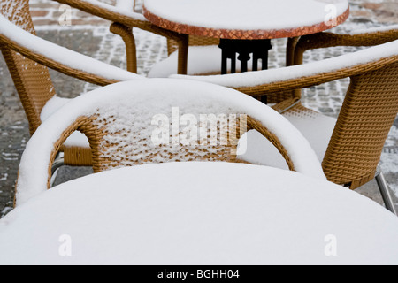 Straßencafé im Winter mit Schnee bedeckt, Tische und Stühle in Aachen, Deutschland Stockfoto