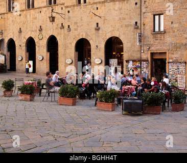 Touristen in ein Open air Café in Volterra, Toskana, Italien Stockfoto