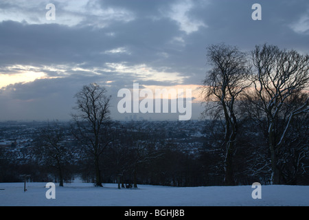 Dawn bricht über die Skyline von London während die rekordverdächtige Kältewelle im Januar 2010. Blick von Alexandra Park im Schnee. Stockfoto