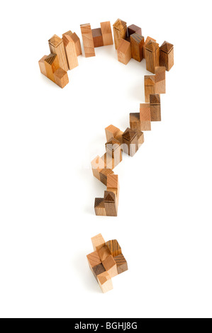 Holzpuzzle in Form von Fragezeichen auf weißem Hintergrund. Stockfoto