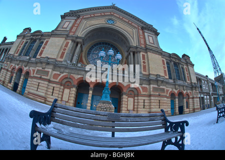 Tagesanbruch im Alexandra Palace im Schnee während der rekordverdächtigen Kältewelle in London, Januar 2010. Stockfoto