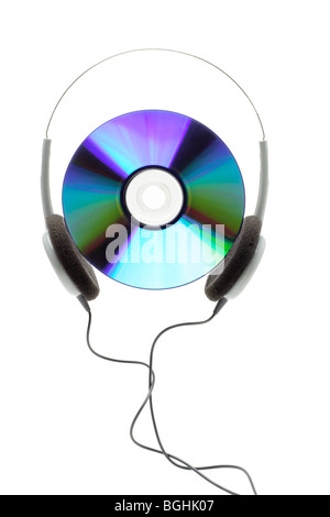 Konzeptbild von Compact Disc und Kopfhörer auf weißem Hintergrund Stockfoto
