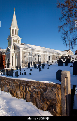 Winter am Saint Bernard katholische Kirche mit alten Hill Burying Ground - die ältesten in Concord Massachusetts, USA Stockfoto