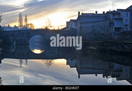 Mittelalterliche Stadt von Str. Paul, Parthenay Deux-Sèvres Frankreich. Reflexionen im Fluss Thouet in der Abenddämmerung Stockfoto