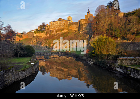 Fluss Thouet Reflexionen von Parthenay in Deux-Sevres-Frankreich Stockfoto