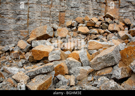 Lose Felsbrocken in einem Steinbruch nach Sprengung, Finnland Stockfoto