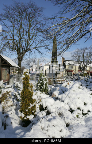 Dorf Holt, Wales. Malerische Aussicht auf Holt Dorfzentrum auf einem kalten, verschneiten Wintertag. Stockfoto