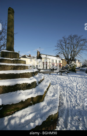 Dorf Holt, Wales. Malerische Aussicht auf den mittelalterlichen Markt cross Holt Ortszentrum an einem kalten verschneiten Tag. Stockfoto