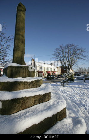 Dorf Holt, Wales. Malerische Aussicht auf den mittelalterlichen Markt cross Holt Ortszentrum an einem kalten verschneiten Tag. Stockfoto