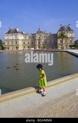 Vier Jahre alte Amerikanerin Tourist am Jardin du Luxembourg und Palais in Paris, Frankreich Stockfoto