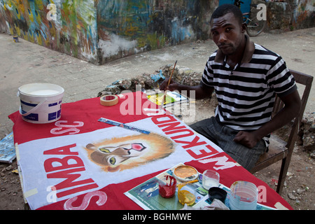 Stone Town, Sansibar, Tansania. Maler Oscar Mwingira macht einen Banner für eine sportliche Veranstaltung. Stockfoto