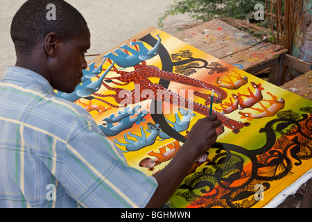 Sansibar, Tansania. Tingatinga-Maler bei der Arbeit in Stone Town. Stockfoto