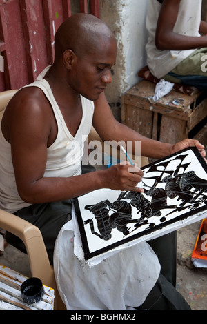 Sansibar, Tansania. Tingatinga-Maler bei der Arbeit in Stone Town. Stockfoto