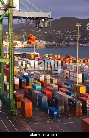 Container, die darauf warten, an Bord geladen werden Schiff am Container-terminal Stockfoto