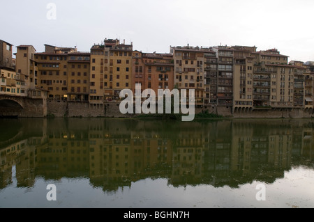 Häuser entlang des Flusses Arno in Florenz, Italien Stockfoto