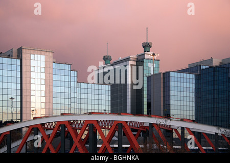 Trafford Road Bridge, über den Manchester Ship Canal, und das World Trade Center, Exchange Quay, Salford Quays, Manchester, UK Stockfoto