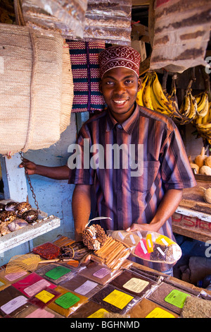 Sansibar, Tansania. Gewürz-Anbieter auf Darajani Markt. Stockfoto