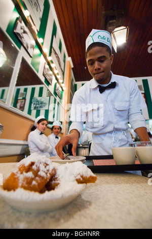 Beignets im Cafe Du Monde im French Quarter von New Orleans, Louisiana Stockfoto