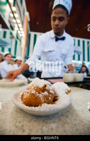 Beignets im Cafe Du Monde im French Quarter von New Orleans, Louisiana Stockfoto