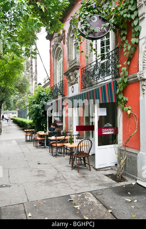 charmante Straßencafé in einem wunderschönen alten Gebäude mit paar sitzen im Freien in einer ruhigen Straße in Roma Viertel von Mexiko-Stadt Stockfoto