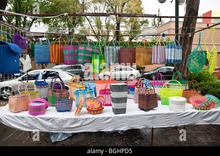 bunt gewebte Kunststoff Tragetaschen & Körbe angezeigt in einem Stall in der Camellon von Alvaro Obregon in Roma Viertel von Mexiko-Stadt Stockfoto