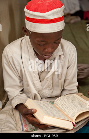 Sansibar, Tansania. Junge in Madrasa (Koranschule), den Koran zu lesen. Stockfoto