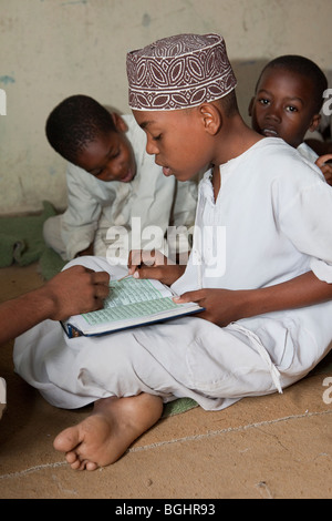 Sansibar, Tansania. Junge in Madrasa (Koranschule) üben, den Koran zu lesen. Stockfoto