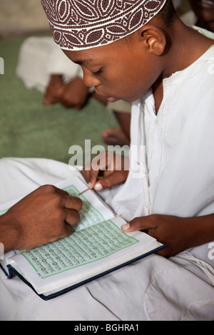 Sansibar, Tansania. Junge in Madrasa (Koranschule) üben, den Koran zu lesen. Stockfoto