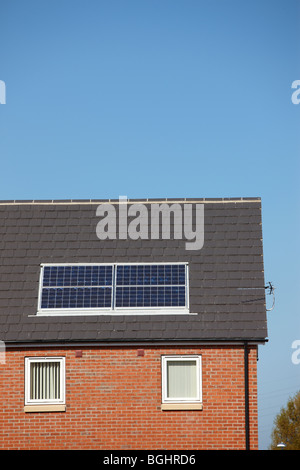Array von PV-Solarmodule auf dem Dach des Hauses Stockfoto