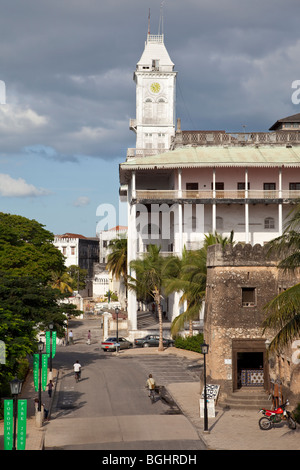 Sansibar, Tansania. Beit al-Ajaib und omanischen Fort, Stone Town. Stockfoto