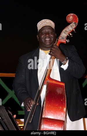 Sansibar, Tansania. Taarab Musiker. Culture Musical Club. Bass Geigenspieler. Stockfoto