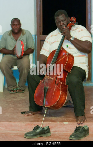 Sansibar, Tansania. Taarab Musiker. Culture Musical Club. Cellospieler.  Tamburin-Player im Hintergrund. Stockfoto