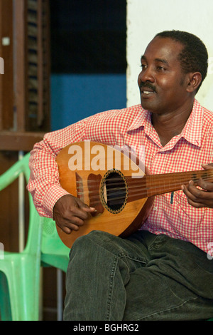 Sansibar, Tansania. Taarab Musiker. Culture Musical Club. Oud-Spieler. Stockfoto